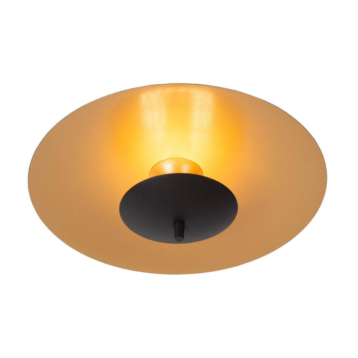Vue de dessous du plafonnier doré diffusant une lumière chaude sur fond blanc
