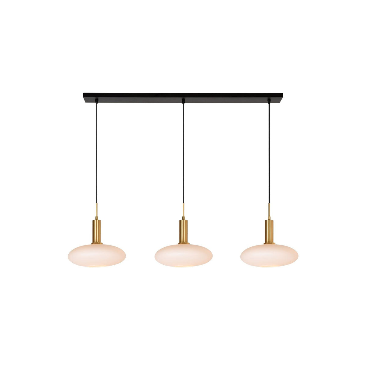 Vue de face de la suspension trois lumières avec abat-jour opale allumés.