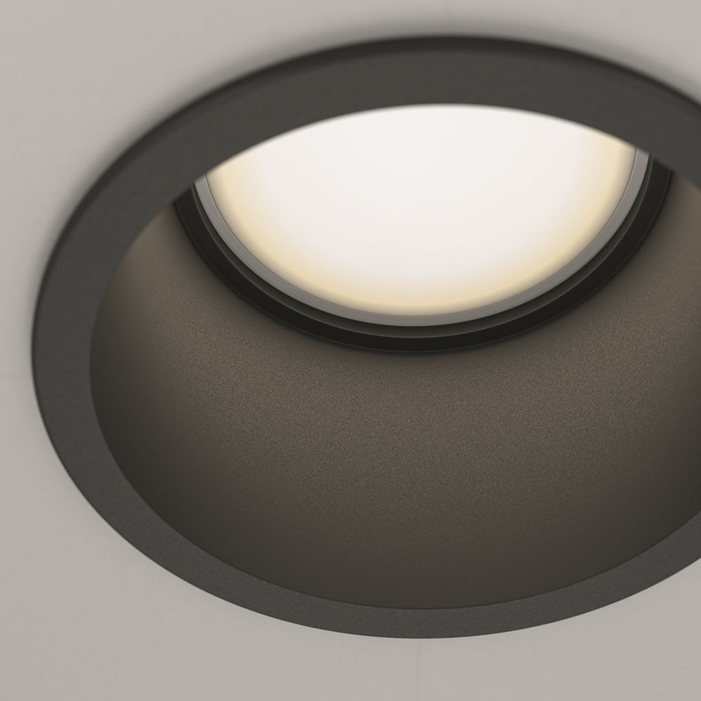 Détail rapproché du diffuseur blanc et de l'anneau intérieur foncé