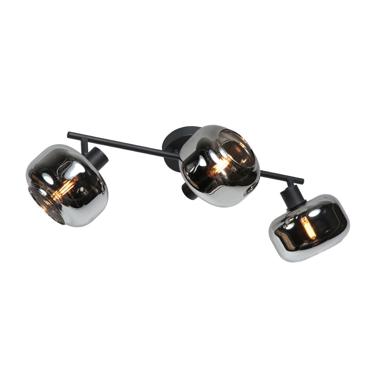 Vue en angle du plafonnier, trois globes fumés orientables sur barre métallique noire.