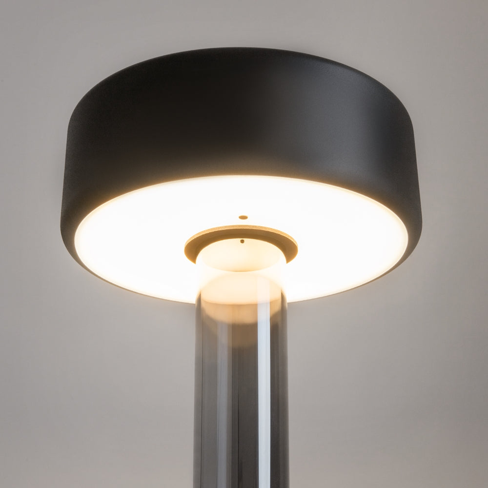 Détail du dessous de l'abat-jour noir, anneau lumineux LED et tige transparente.