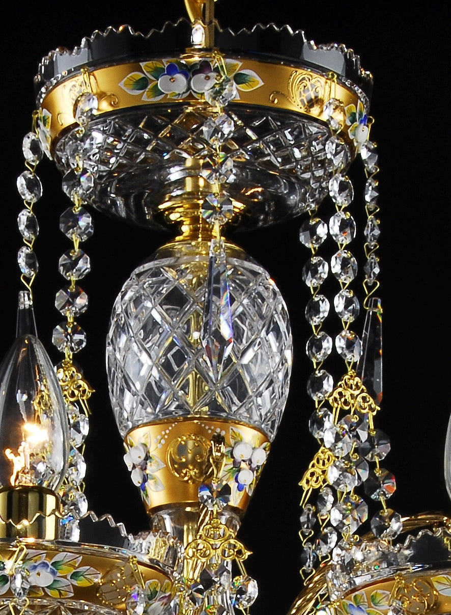 Détail du cabochon de cristal taillé et des chaînettes reliant la coupole