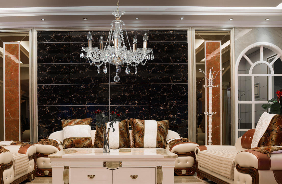 Mise en ambiance dans un salon classique, canapés crème et mur noir