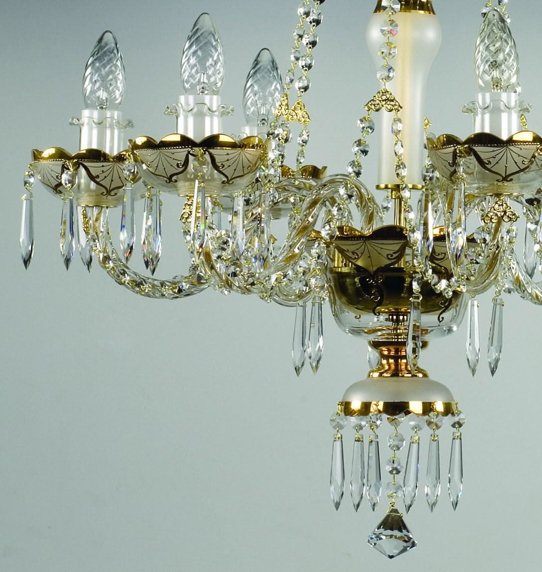 Détail du bas : coupelle dorée, pendeloques de cristal facetté et pointe centrale.