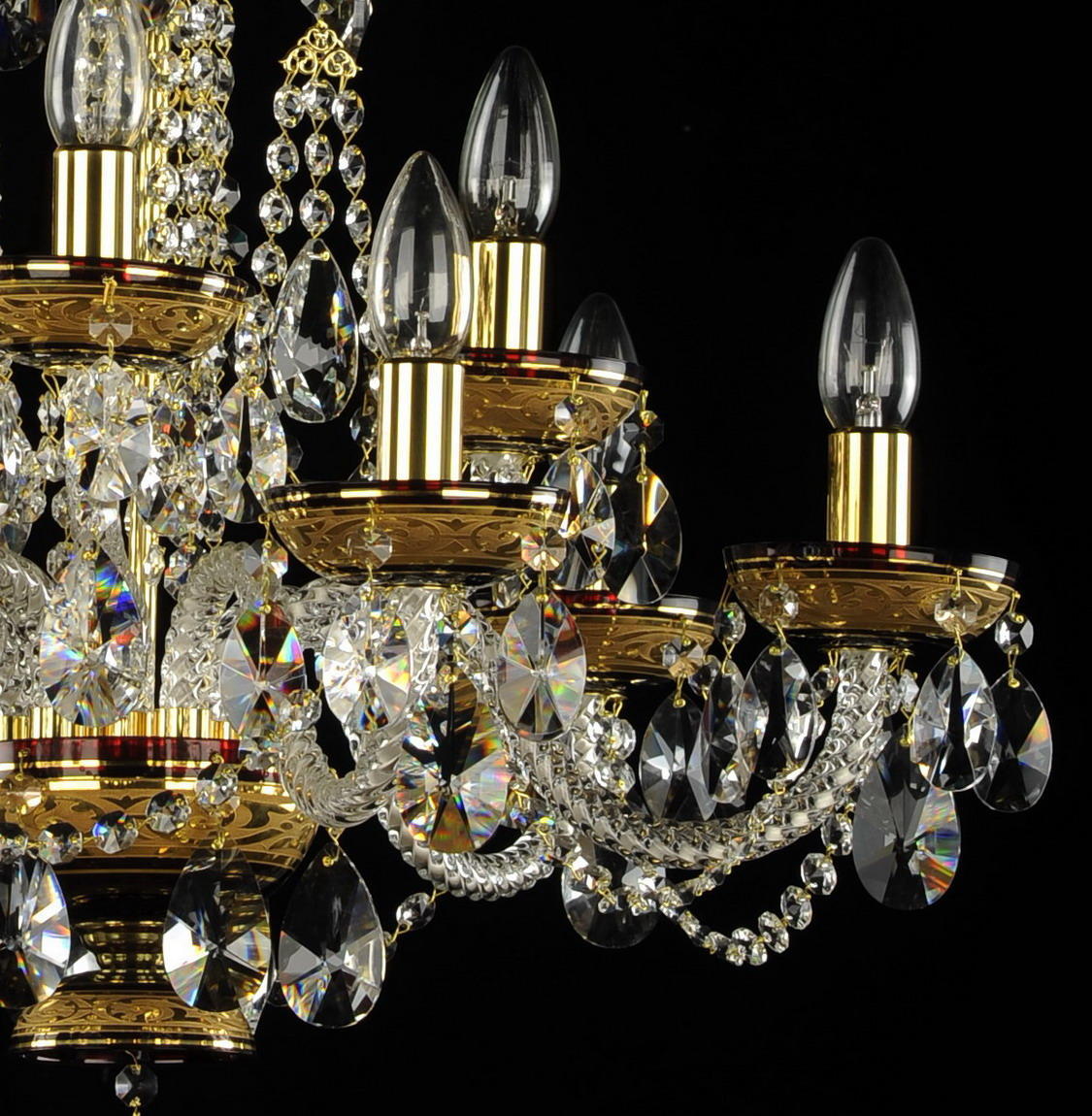 Détail des douilles dorées et ampoules flamme entourées de grappes de cristal