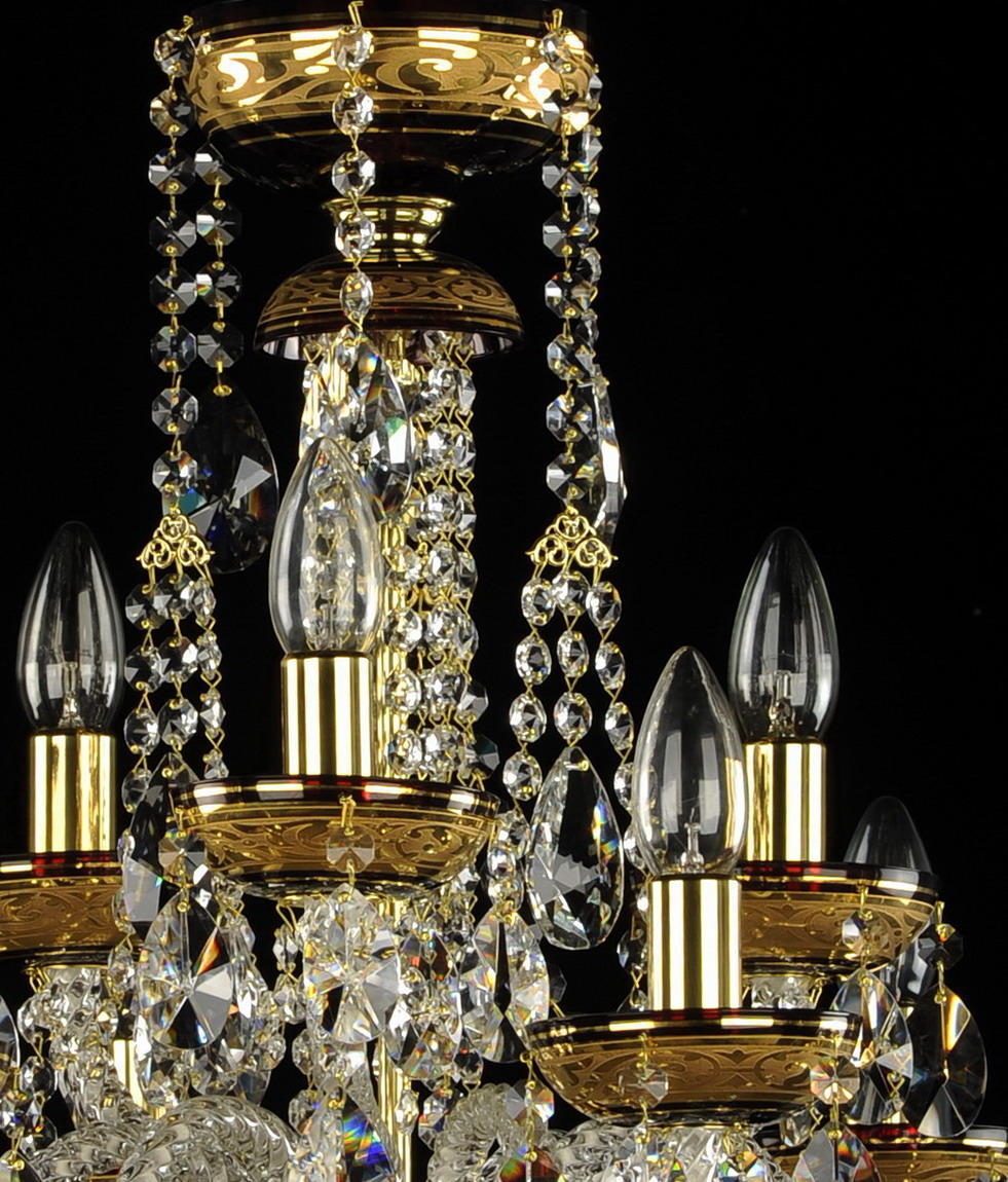 Gros plan du sommet doré et des chaînettes de cristal tombant en cascade