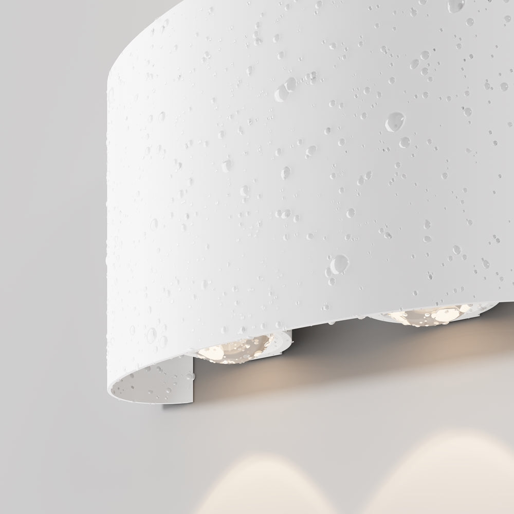 Gros plan sur la finition blanche texturée, aspect gouttelettes en relief.