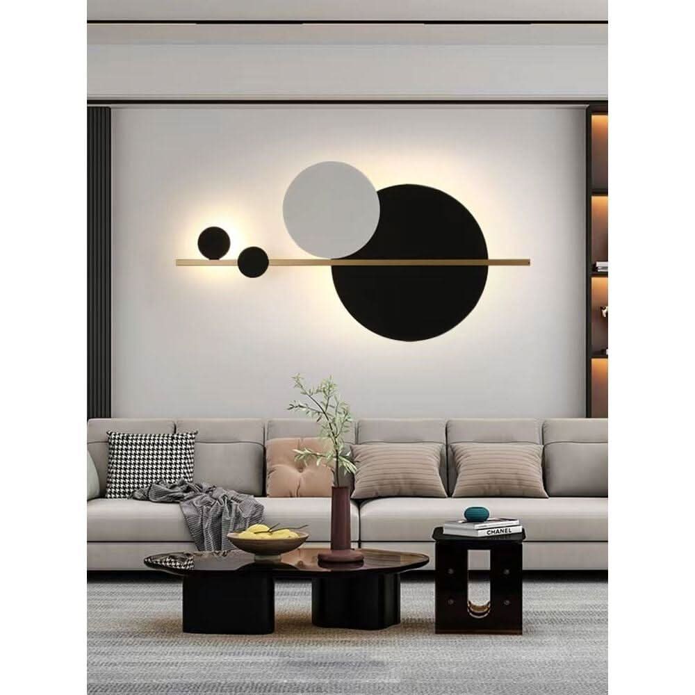 Applique murale géométrique allumée au-dessus d'un canapé beige dans un salon moderne