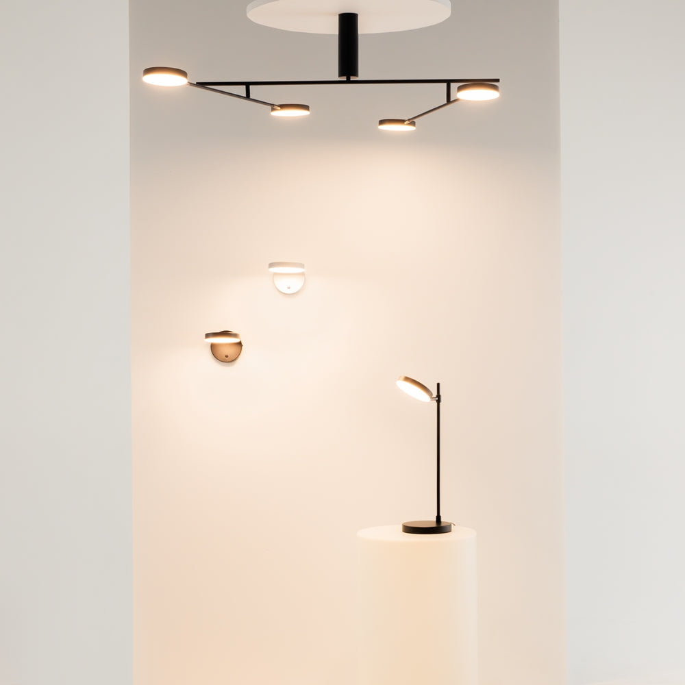 Mise en ambiance avec plusieurs luminaires assortis suspendus et muraux