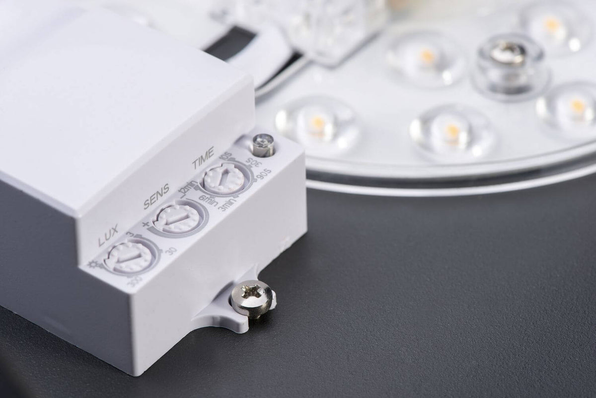 Module LED avec réglages LUX SENS TIME et carte de circuits imprimés.