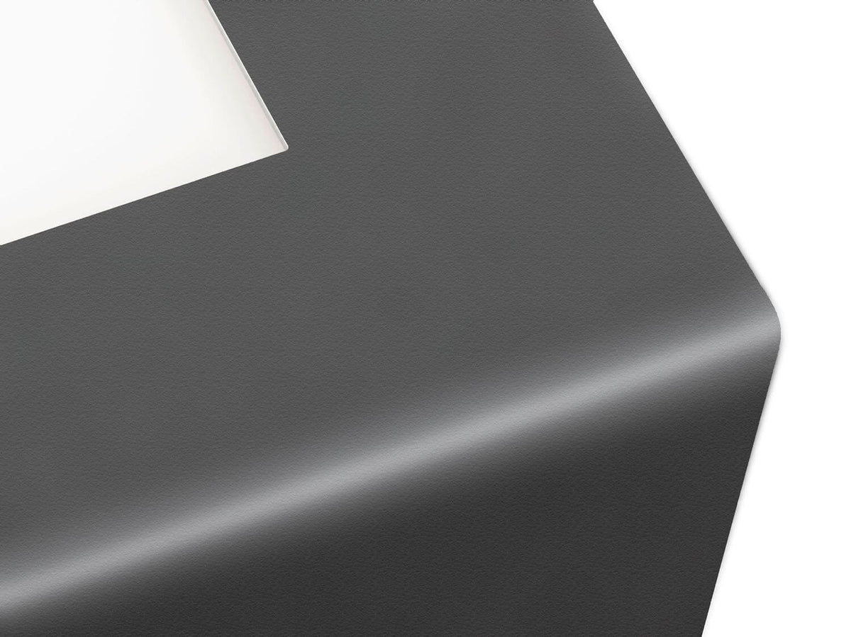 Détail de la finition anthracite texturée et de l'angle du boîtier