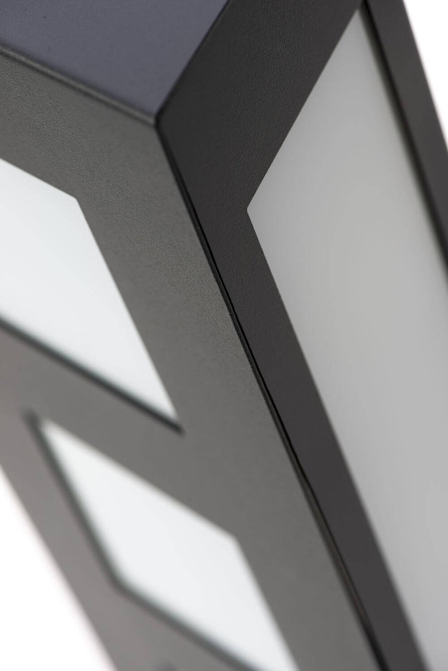 Détail rapproché de la finition anthracite et de l'angle avec diffuseur blanc.