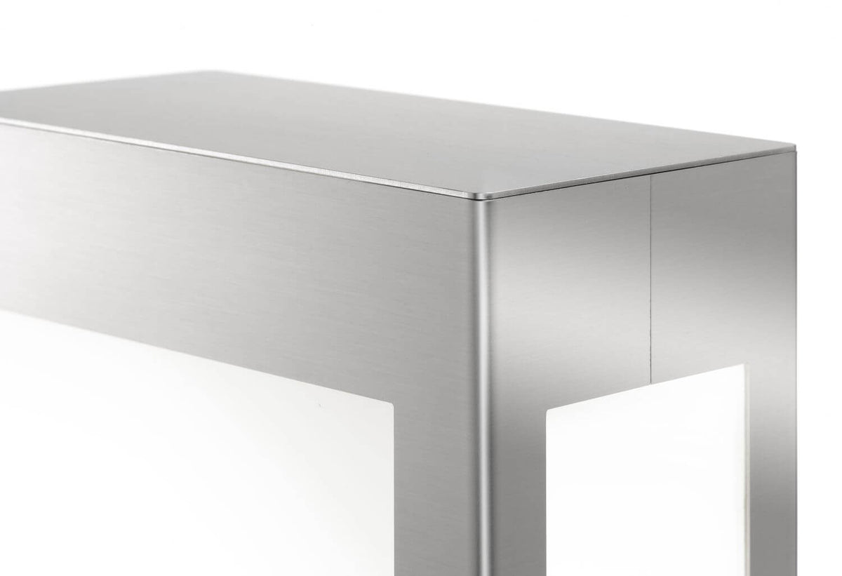 Détail du coin supérieur en inox brossé et fenêtre lumineuse latérale