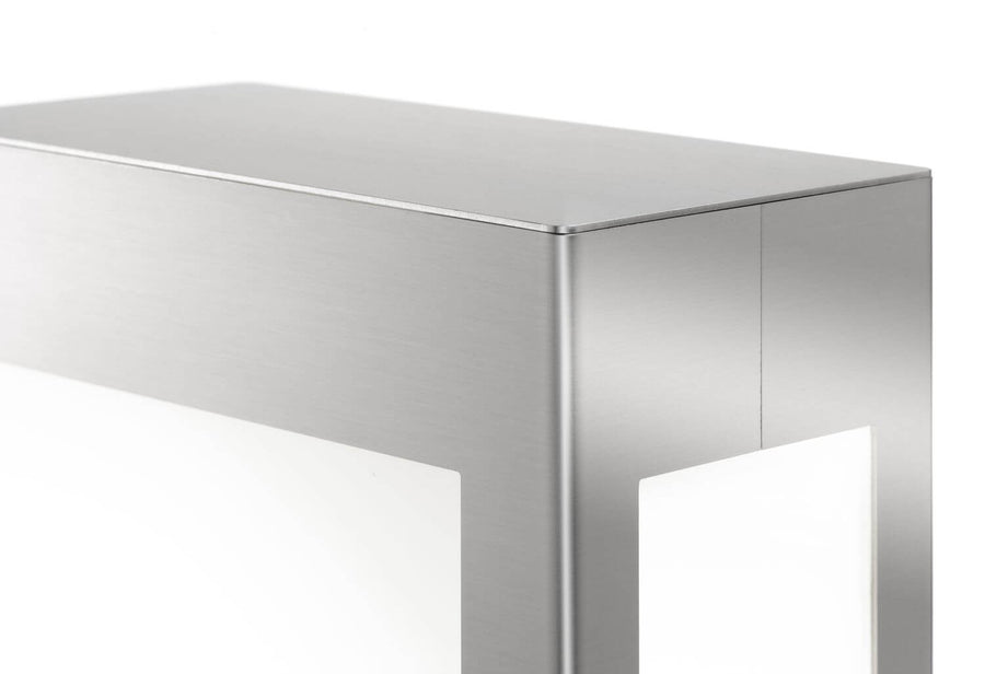 Détail du coin supérieur en inox brossé et fenêtre lumineuse latérale