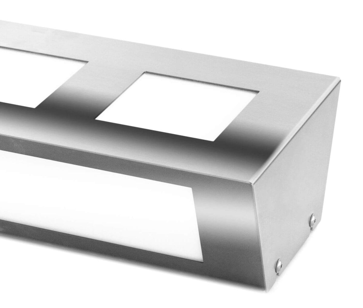 Vue de trois quarts du boîtier inox, ouvertures rectangulaires laissant filtrer la lumière