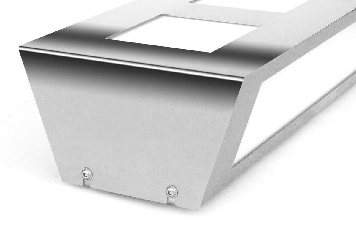 Détail du bas du boîtier, vis de fixation apparentes et finition inox satiné