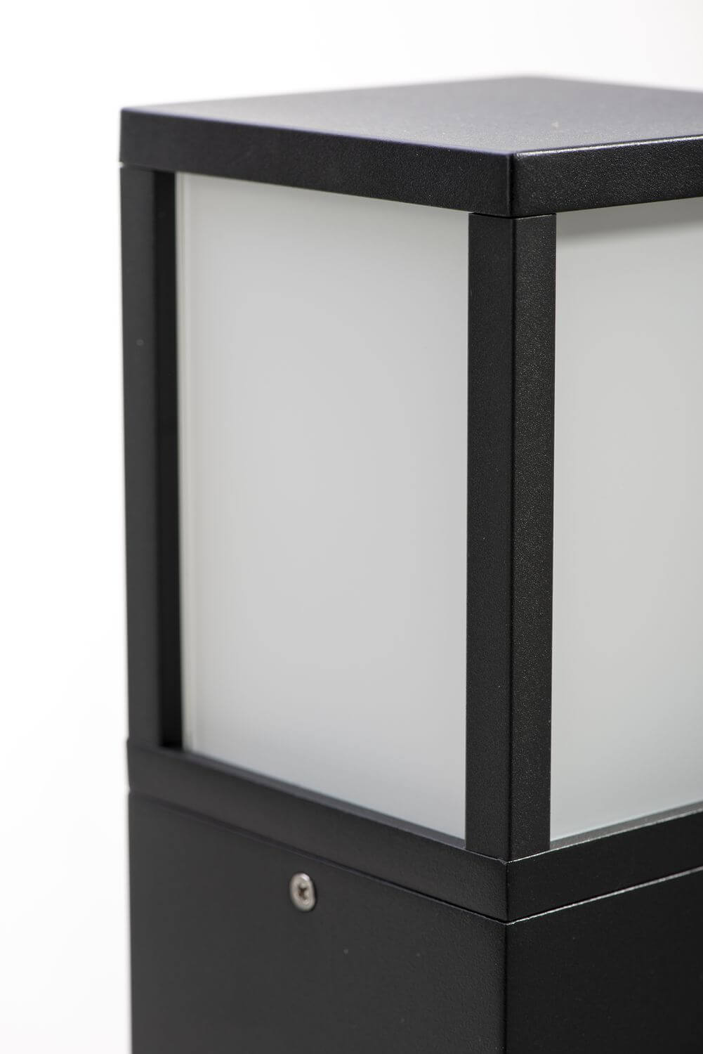 Détail de la tête cubique, cadre noir et panneaux diffusants blancs givrés.