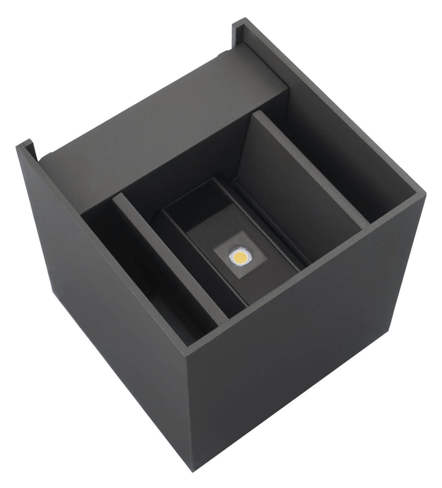 Vue en plongée montrant l'intérieur du boîtier avec module LED et cloisons réfléchissantes