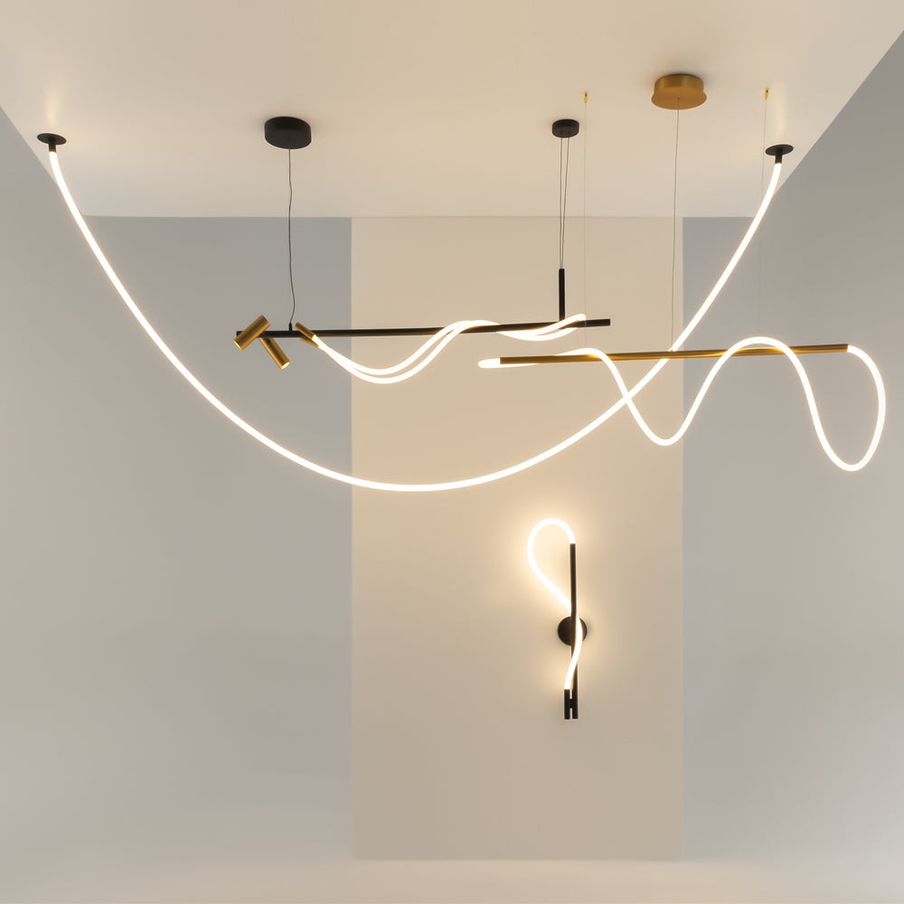 Mise en ambiance d'une pièce avec plusieurs suspensions et applique murale allumées