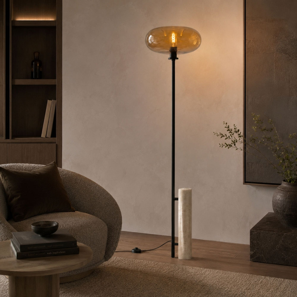 Mise en ambiance avec abat-jour ovale, canapé et table basse en bois