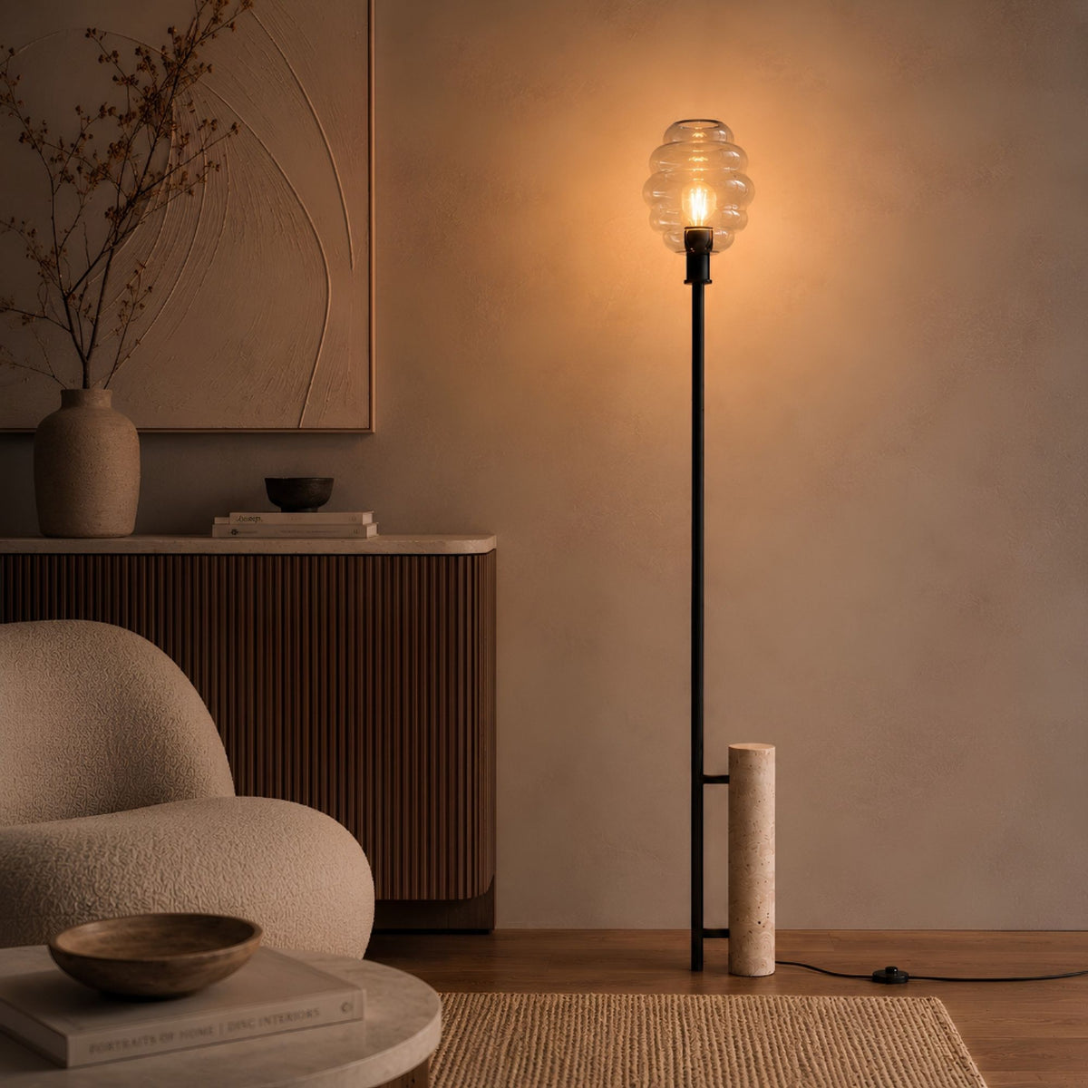 Lampadaire ambré près d'un buffet à lattes de bois, mur beige uni