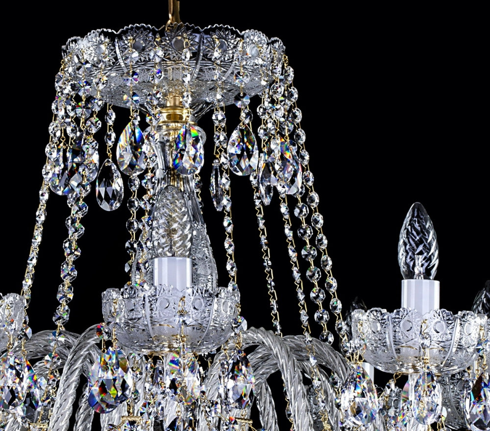 Détail du sommet : colonne centrale en cristal, coupelle festonnée et chaînes perlées