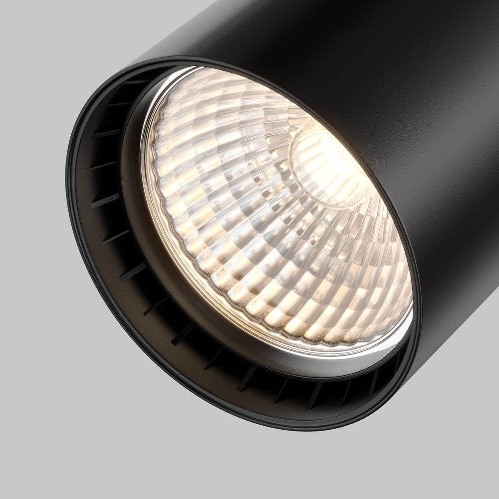Gros plan de la lentille striée et de l'ampoule LED allumée
