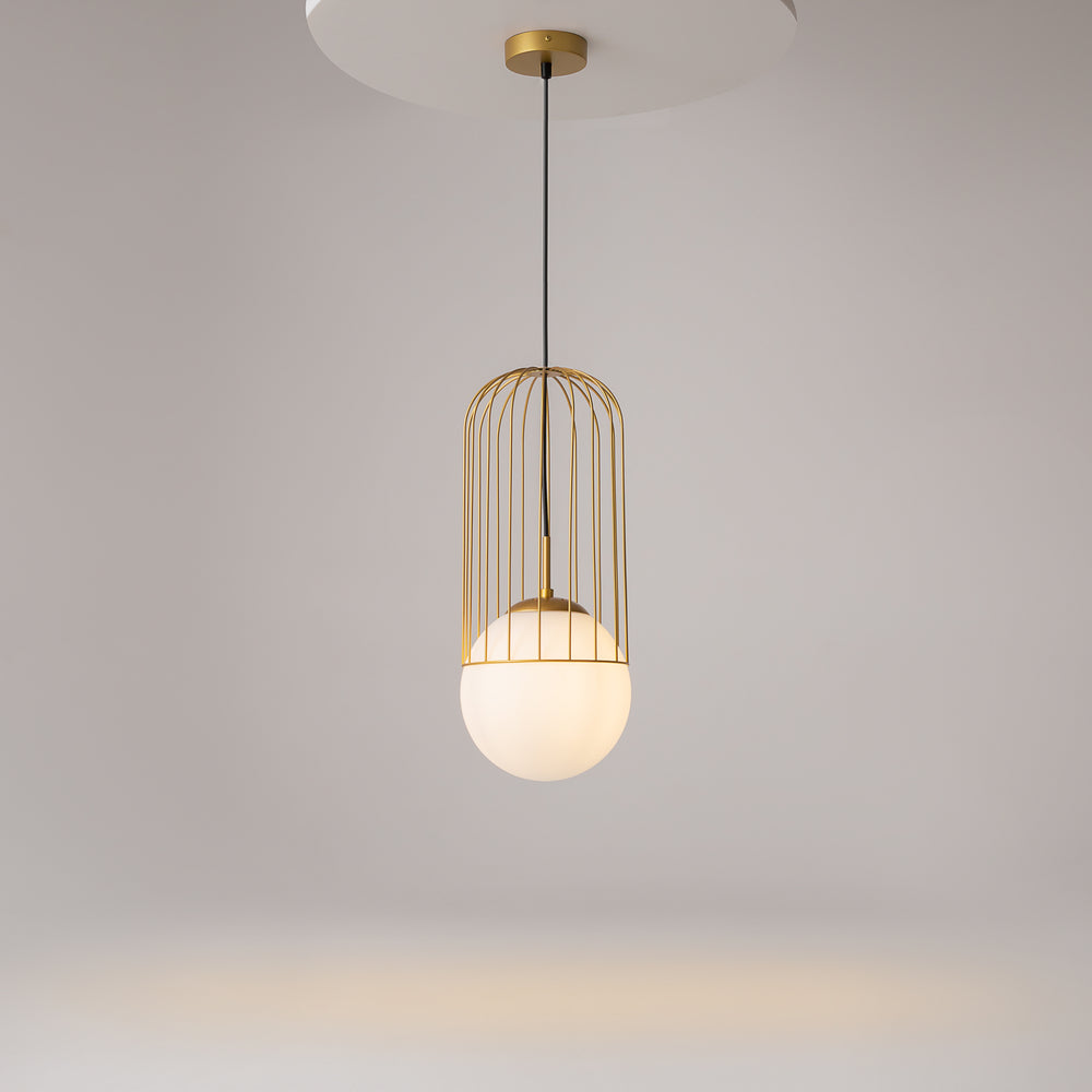 Luminaire suspendu allumé sous un plafond blanc, lumière chaude diffusée par la sphère