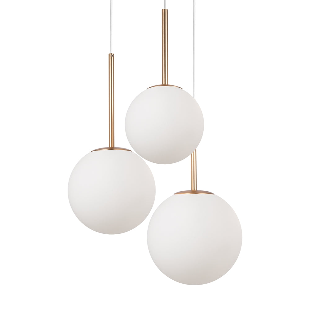 Trois globes blancs opalins vus de face sur fond neutre clair