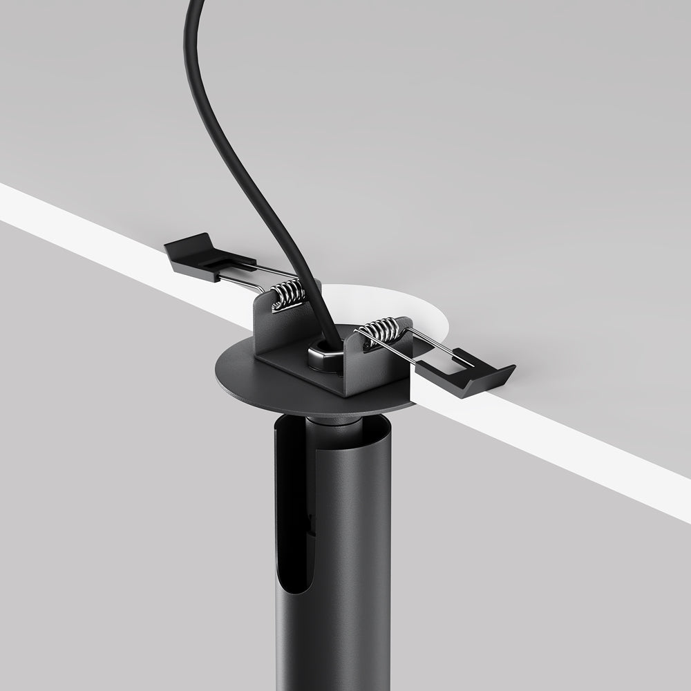 Détail du système de fixation encastré avec ressorts et collerette sur faux plafond