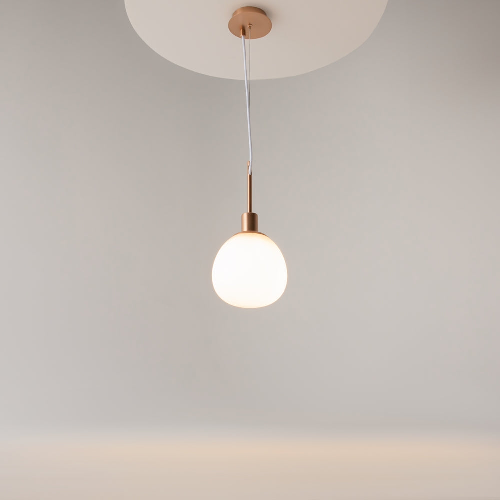 Luminaire allumé au plafond, globe de verre opalin et monture cuivrée