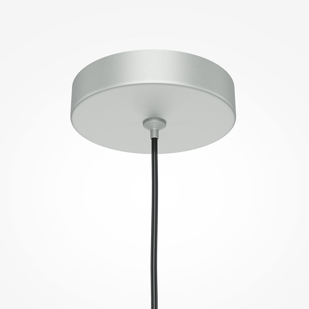 Détail de la rosace ronde argentée fixée au plafond, câble noir