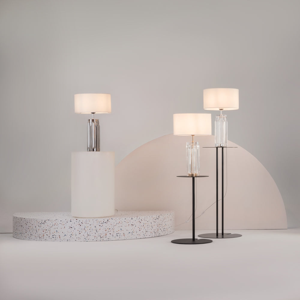 Mise en ambiance avec trois lampes de tailles différentes sur présentoirs