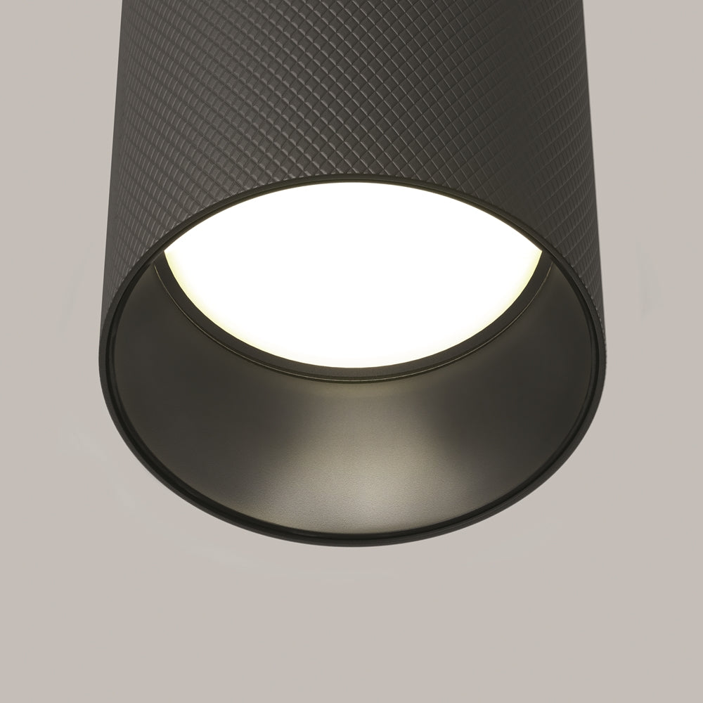 Détail de la texture diamantée et de l'intérieur conique noir du spot