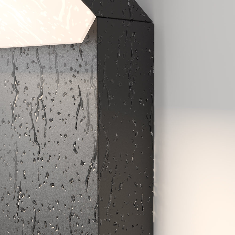 Détail de la finition noire mouillée par des gouttes, résistance à la pluie