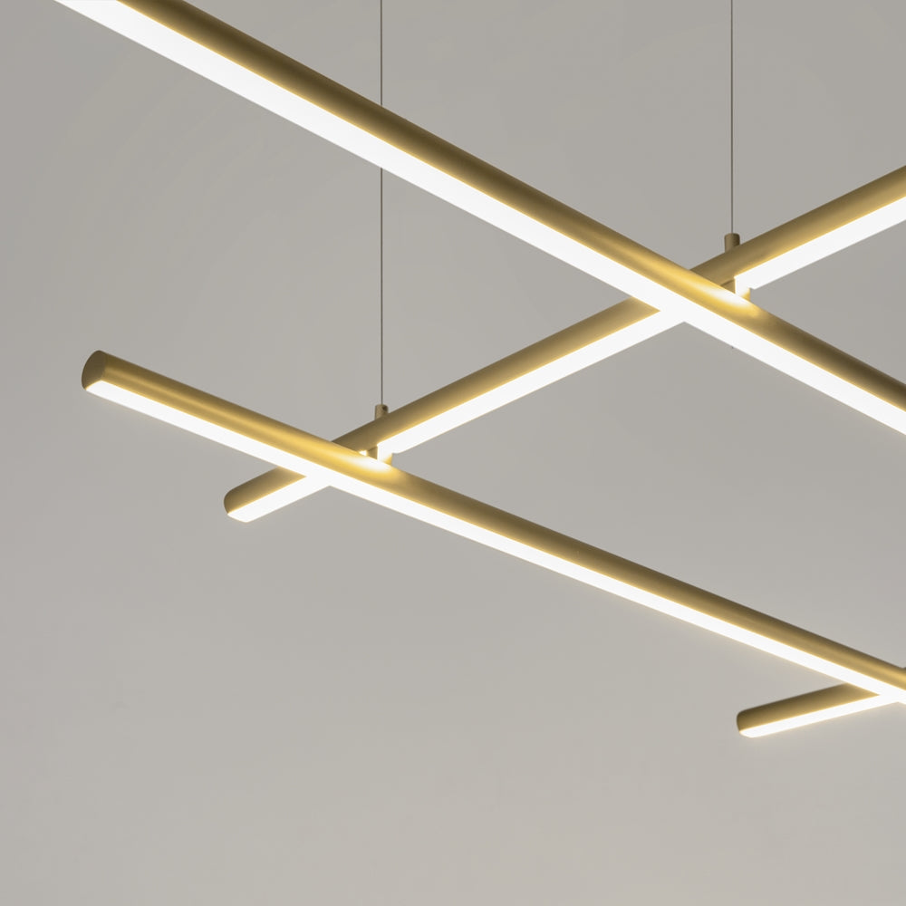 Détail rapproché des tubes dorés et de leur bandeau lumineux