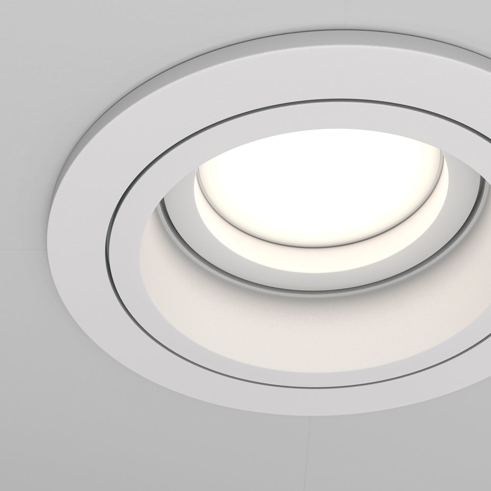Gros plan sur la bague blanche et le diffuseur lumineux du spot allumé