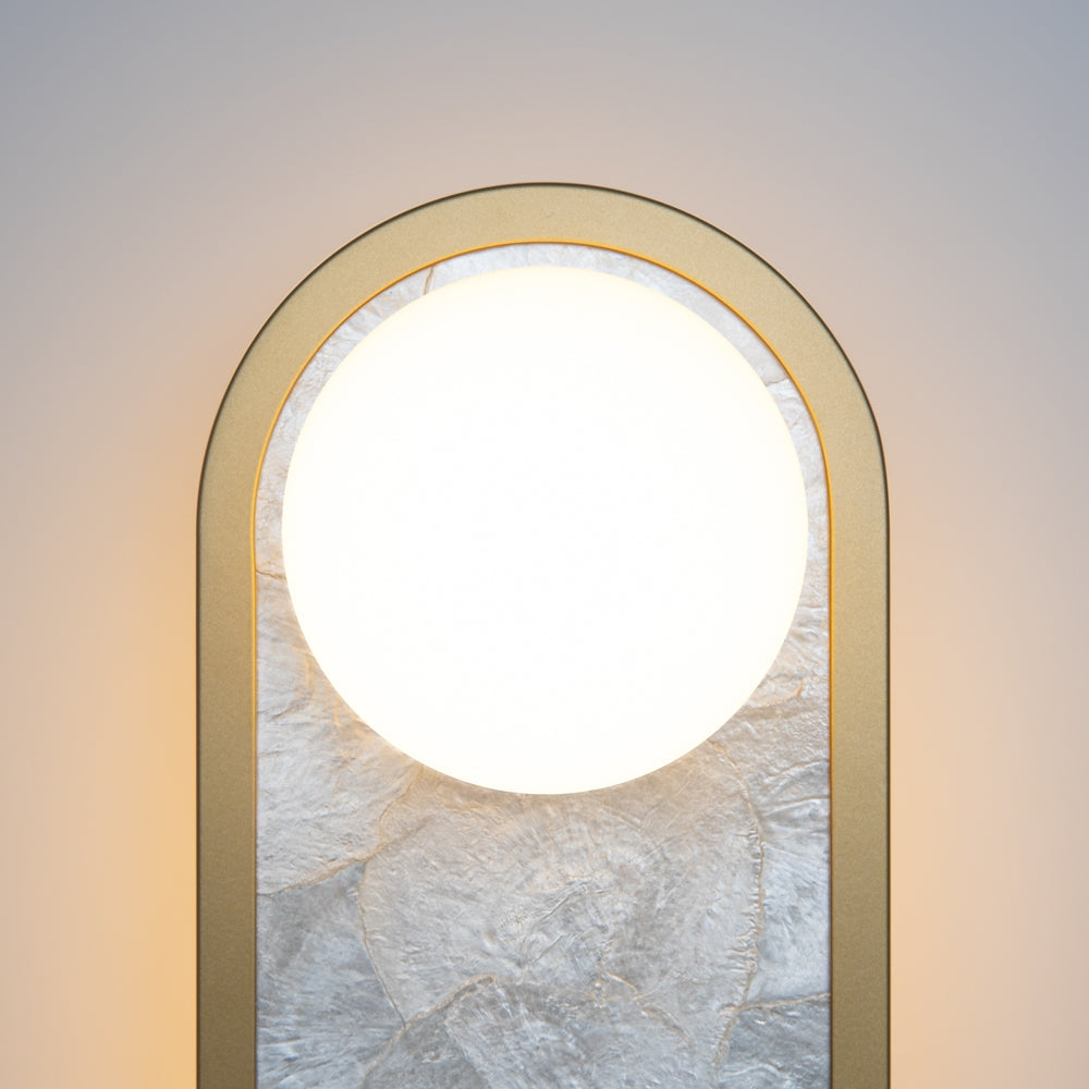 Gros plan sur le globe lumineux et la bordure dorée, texture du verre