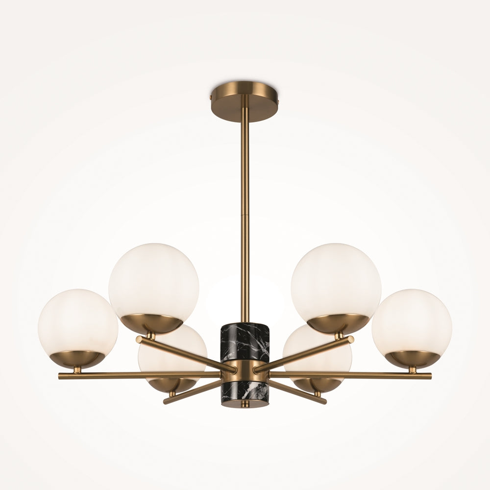 Lustre suspension doré à huit globes opalins et cylindre central en marbre noir.