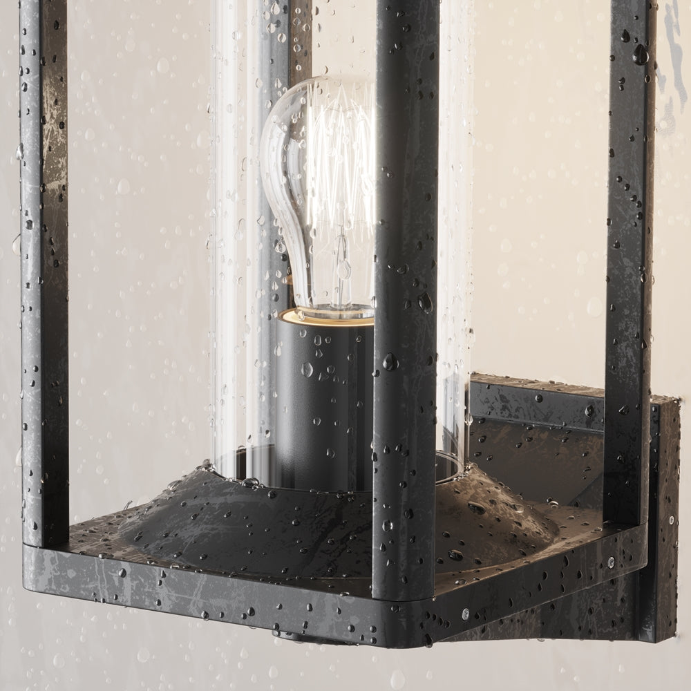 Détail du luminaire couvert de gouttes d'eau, résistance aux intempéries extérieure