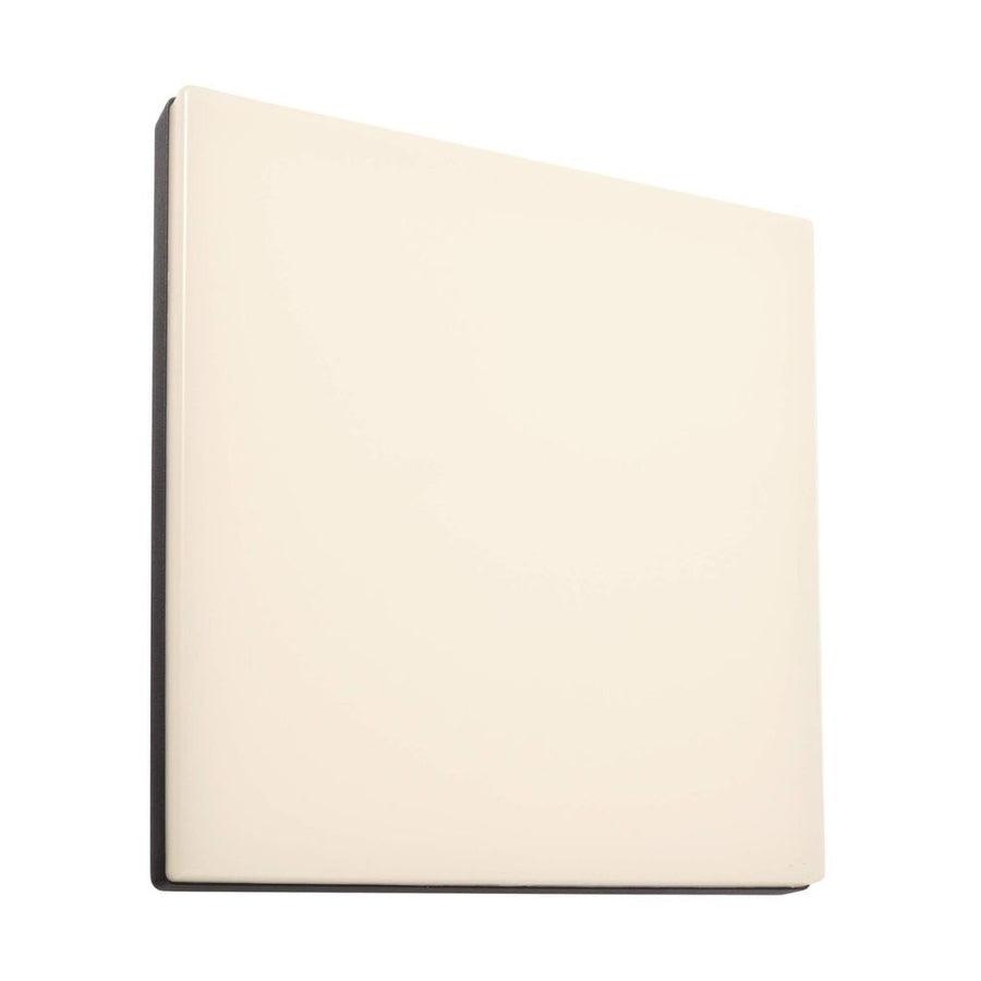 Vue de trois quarts du luminaire carré, face lumineuse blanche et bord gris.
