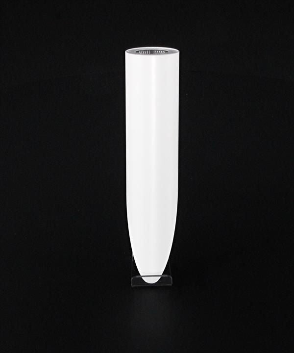 Applique blanche allumée, vue de face sur fond noir avec lumière diffuse