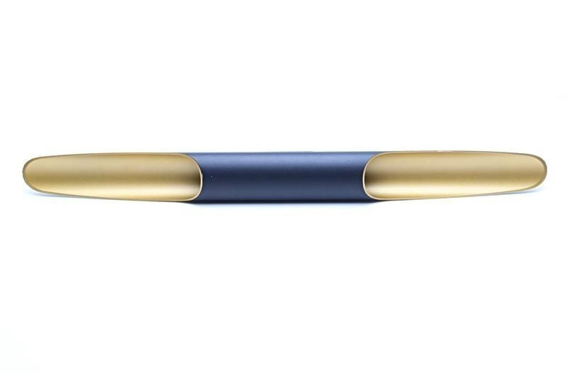 Vue horizontale de l’applique bleu marine et dorée, corps fin et extrémités lumineuses