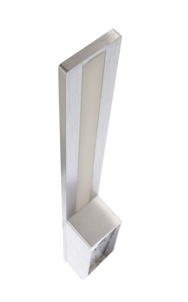 Vue rapprochée en angle de l’applique, diffuseur blanc et base argentée brossée.