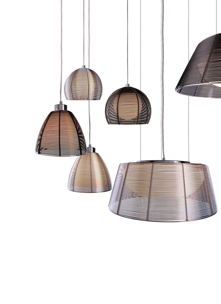 Gamme de suspensions aux formes variées suspendues côte à côte