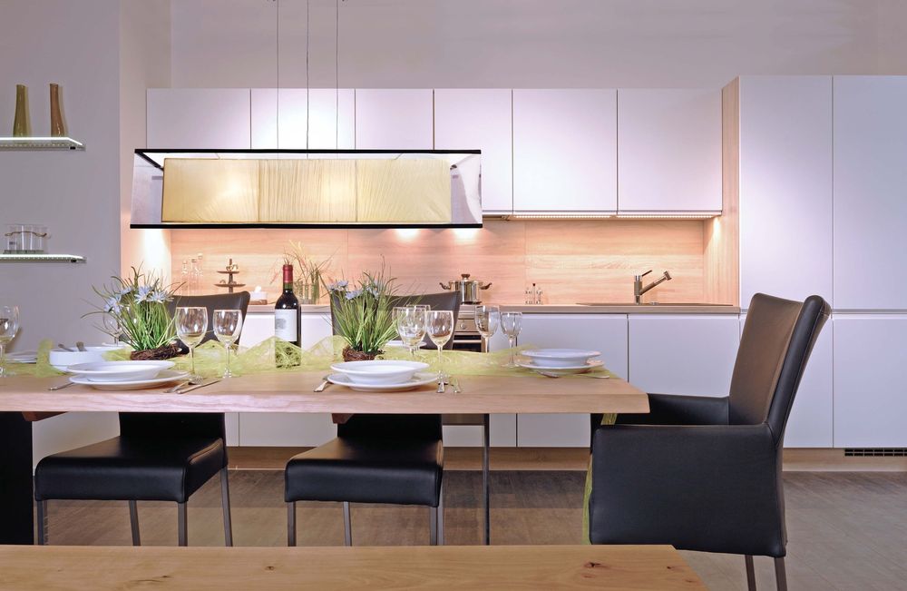 Mise en ambiance au-dessus d'une table de salle à manger dans une cuisine moderne.