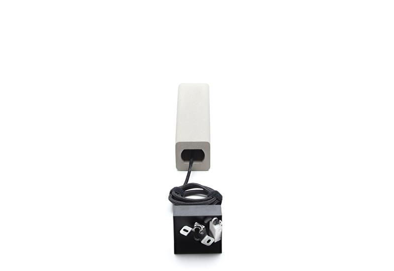 Suspension rectangulaire en béton avec câble noir enroulé et boîtier d’alimentation.
