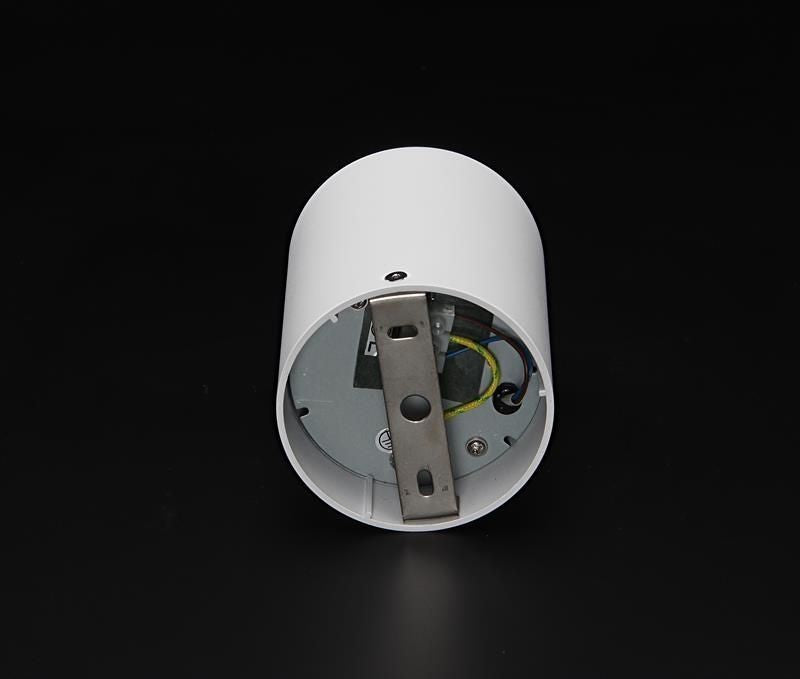 Détail de l'arrière du luminaire avec platine métallique et câblage.