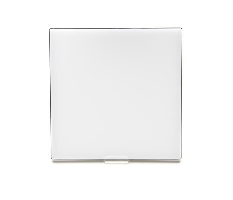Face avant du luminaire carré blanc, avec petit ergot transparent en bas.