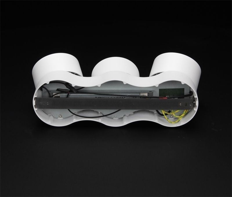 Vue arrière du luminaire ouverte montrant le boîtier, le câblage et le driver intégré.